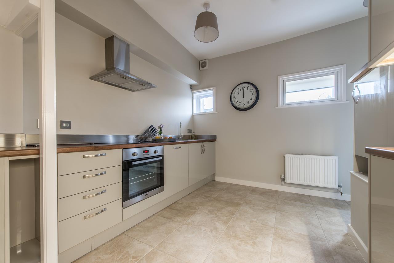 Central Windsor Apartment Facing The Castle מראה חיצוני תמונה