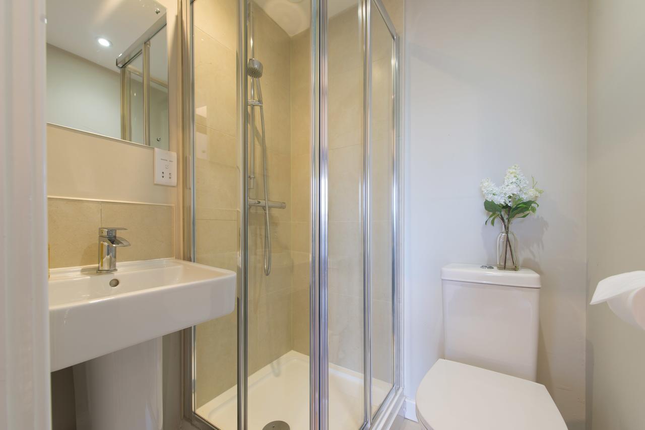 Central Windsor Apartment Facing The Castle מראה חיצוני תמונה