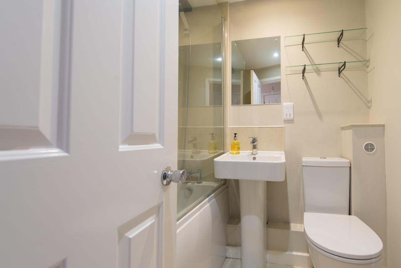 Central Windsor Apartment Facing The Castle מראה חיצוני תמונה